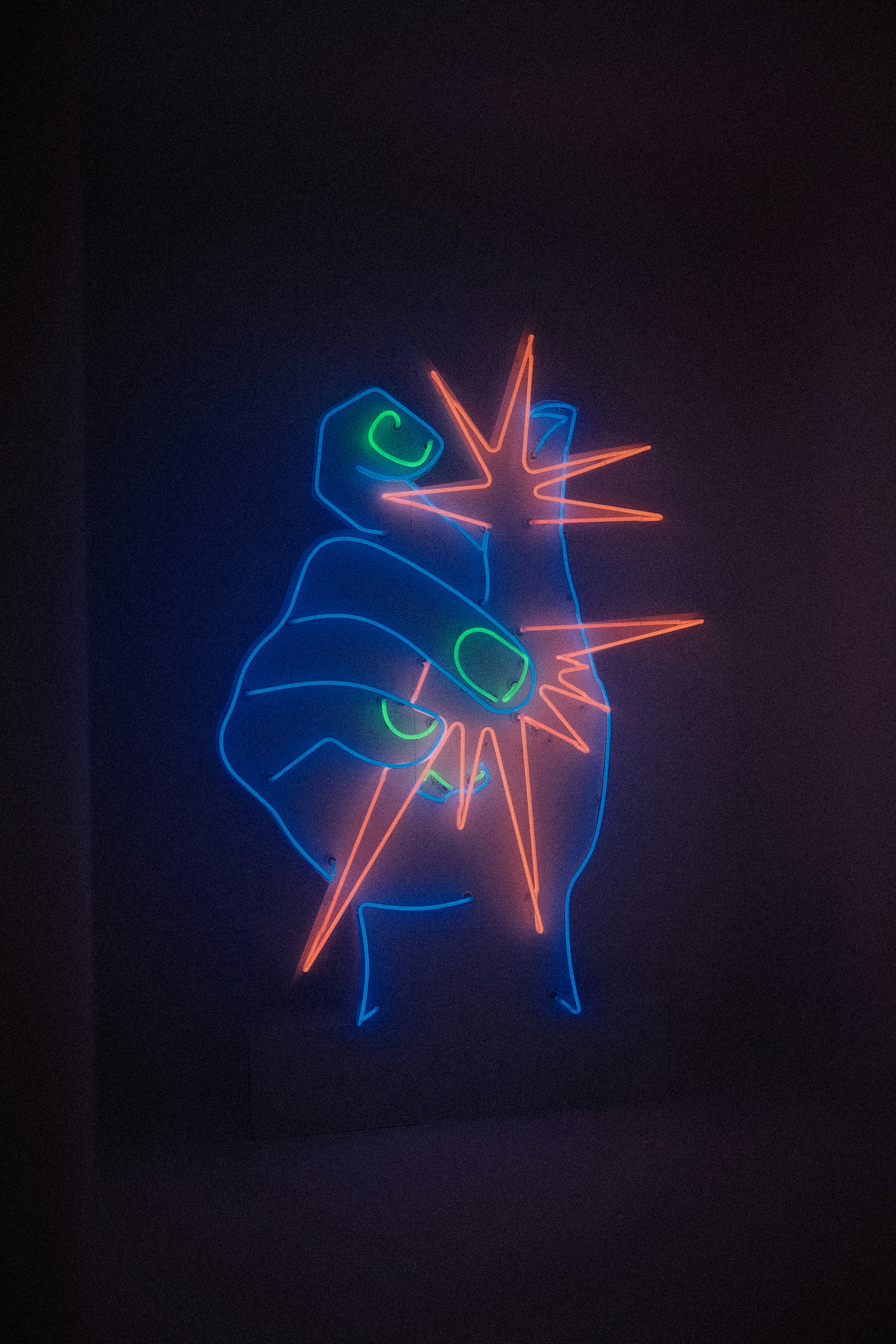 snap fingers light display statue